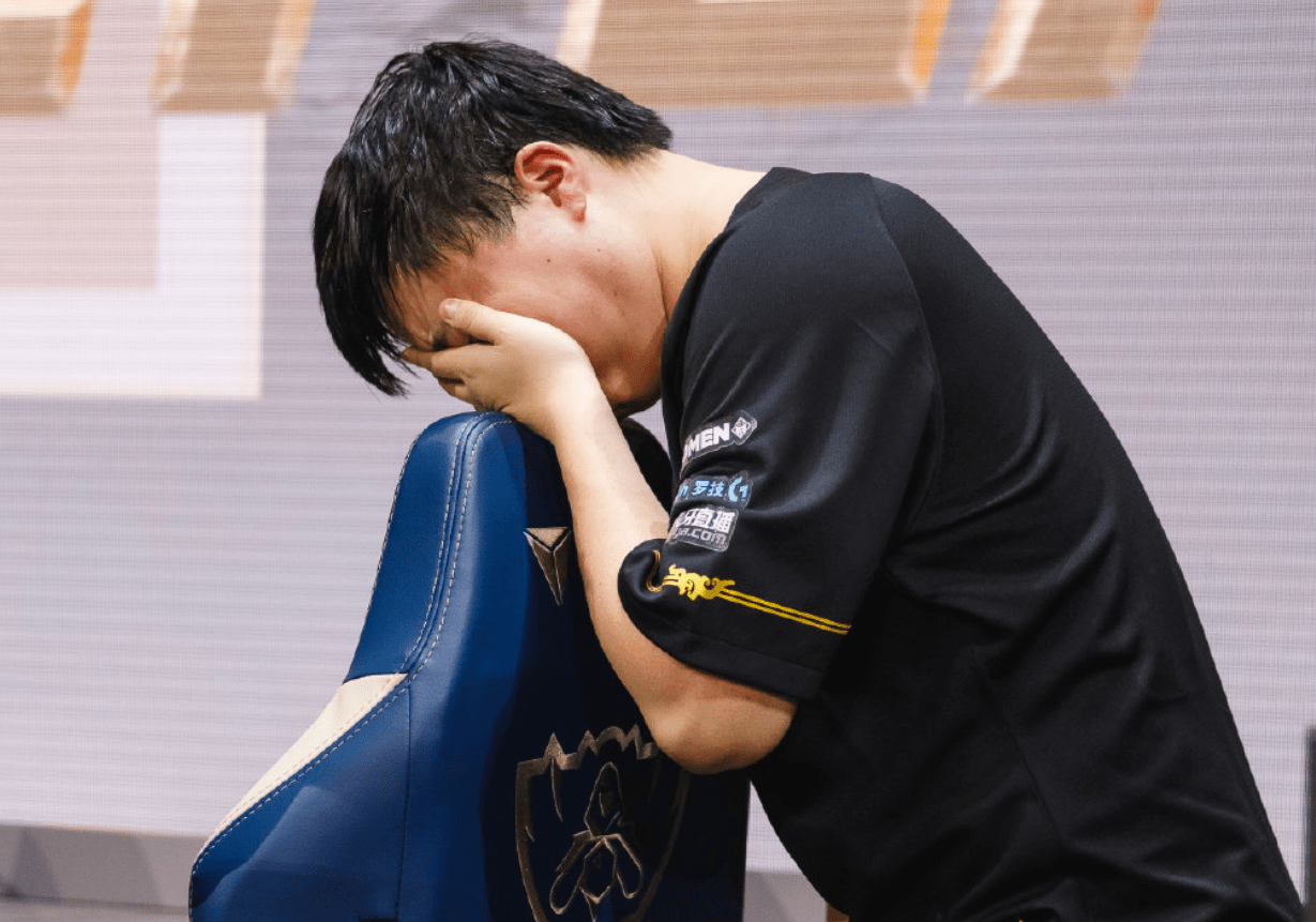 AYX SPORTS莱比锡国际比赛日临场应变Uzi在法国队比赛中惊险取胜，媒体一致点评：里尔临场应变备战欧联的简单介绍